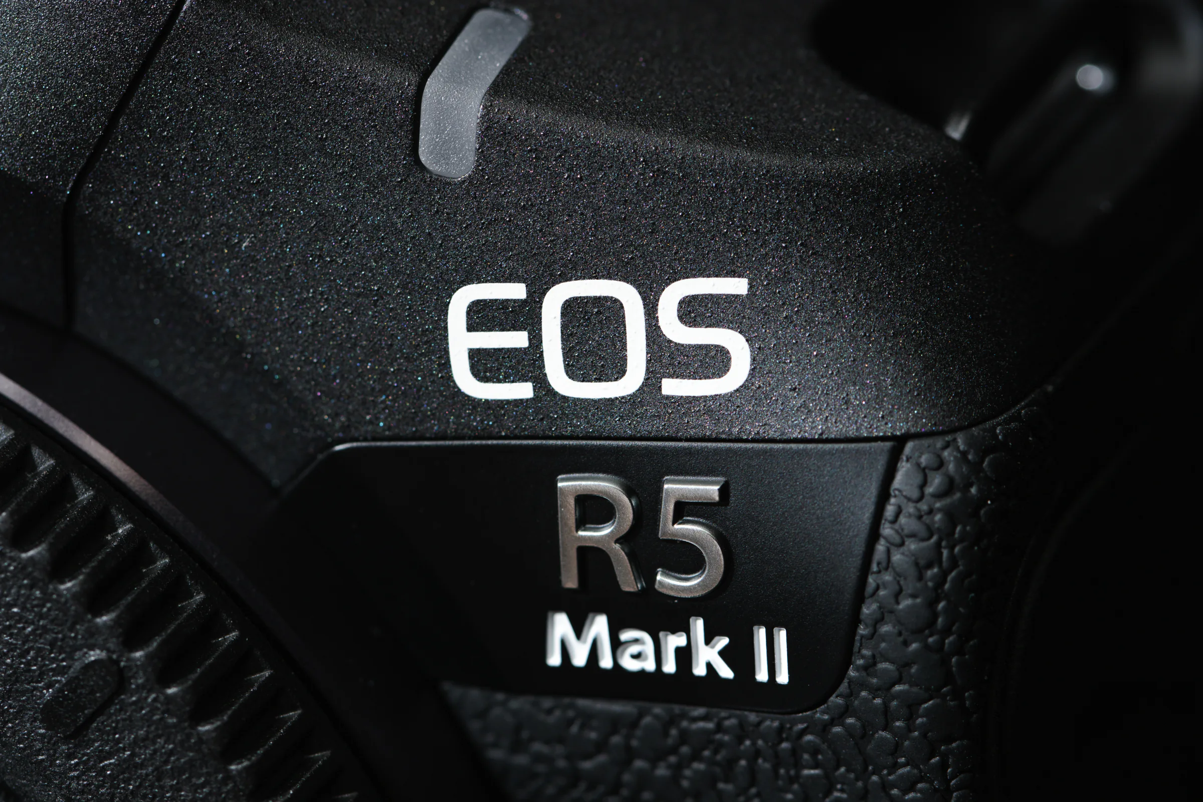 Canon EOS R5 Mark IIの機種名を大きく捉えたクローズアップ