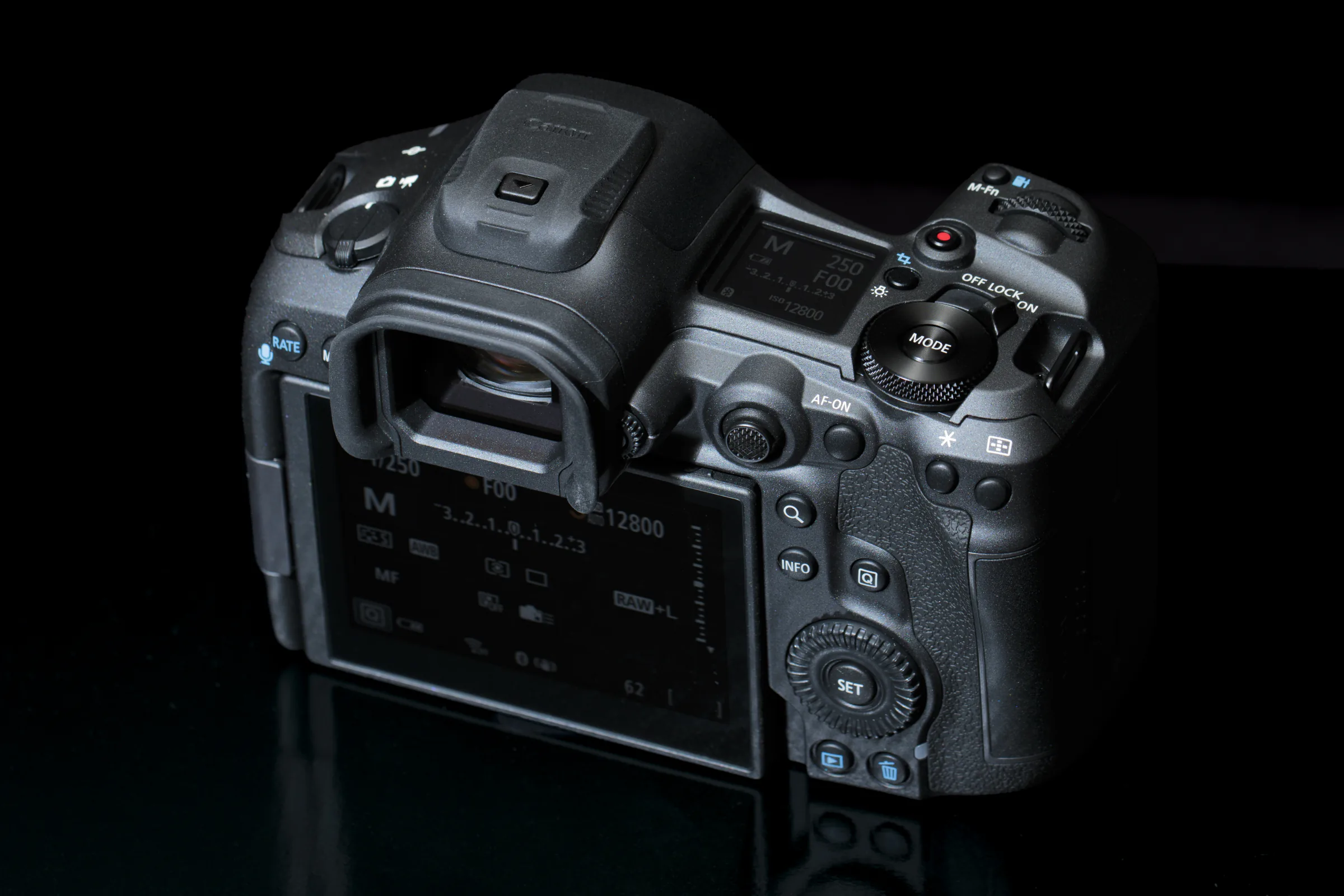 黒い背景に浮かぶCanon EOS R5 Mark IIの背面