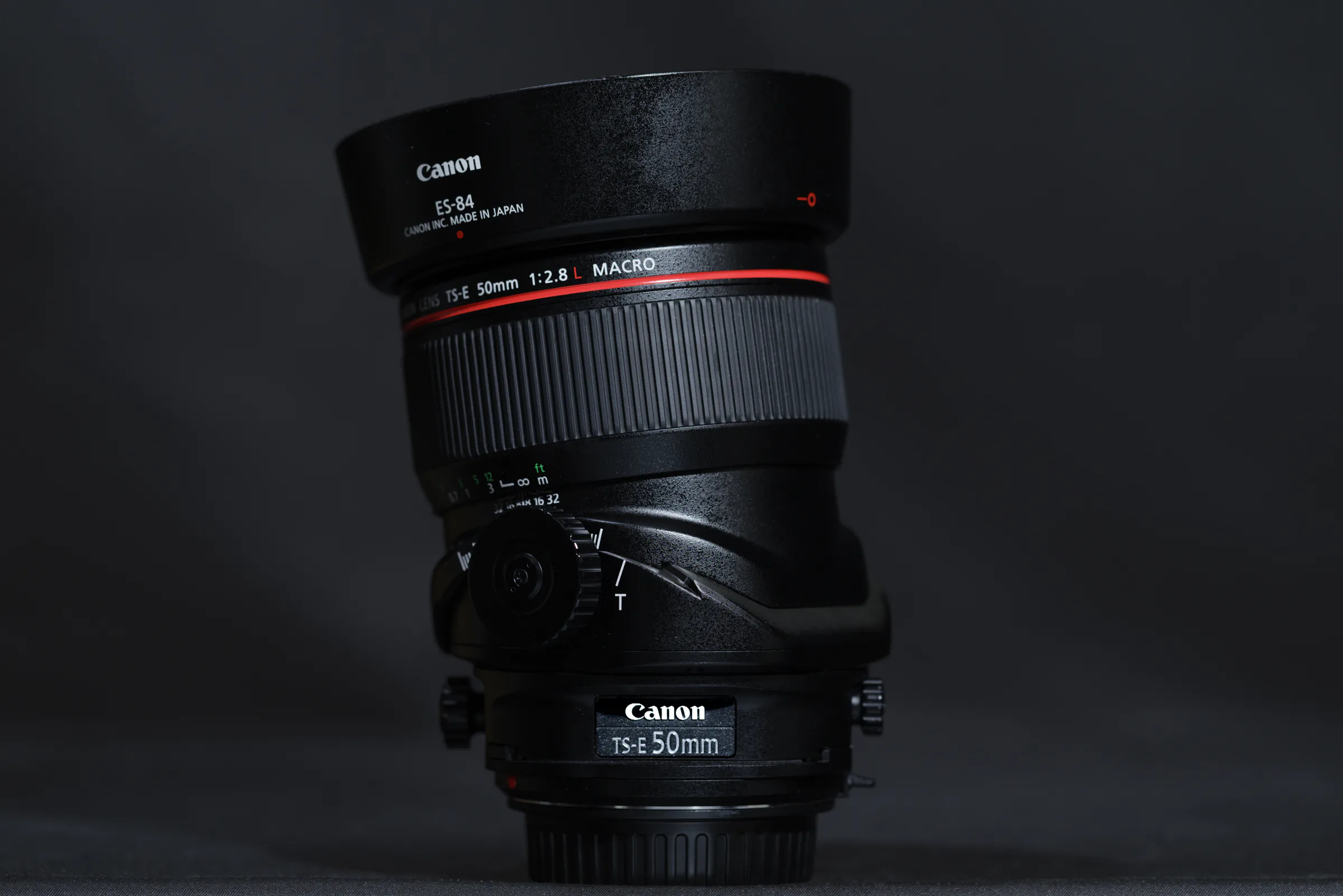 暗い背景の中に立つCanonのティルトシフトレンズ